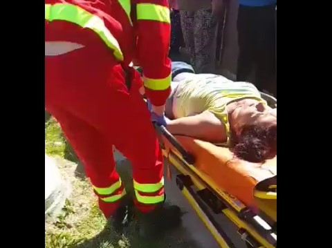 VIDEO. Femeie, luată cu targa de medici după ce ar fi fost bătută de un polițist. Motivul: nu purta mască