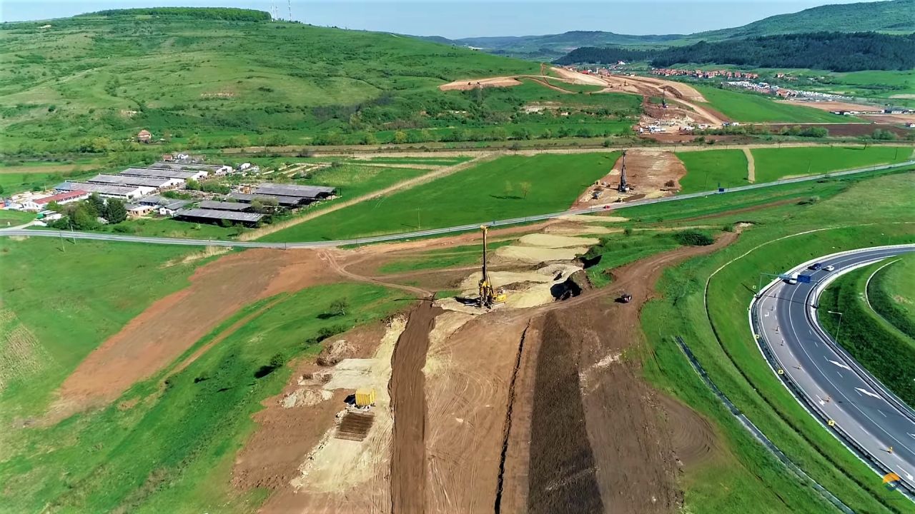 Mobilizare exemplară a constructorului român de pe A3 Nădășelu-Zimbor. Imagini suprise cu drona.