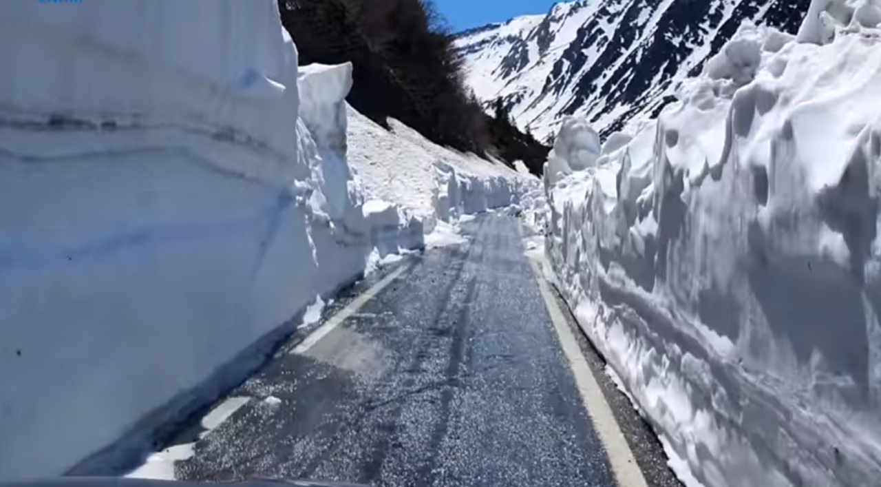 VIDEO. Deszăpezire de proporții epice a Transfăgărășanului. Zăpada ajunge la 6 metri