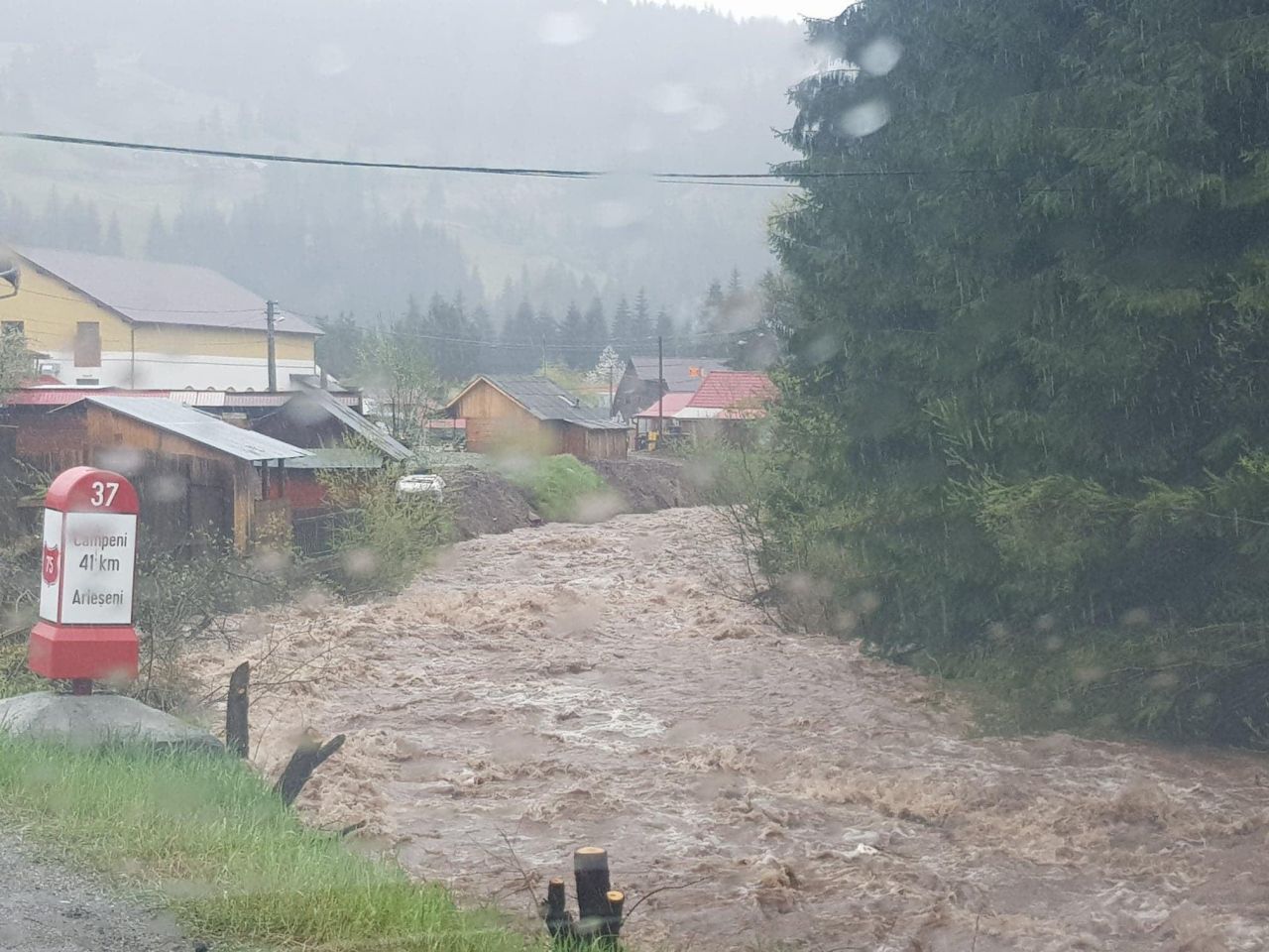 Inundații pe Râul Arieș! Pompierii se pregătesc să evacueze locanicii din zonele afectate