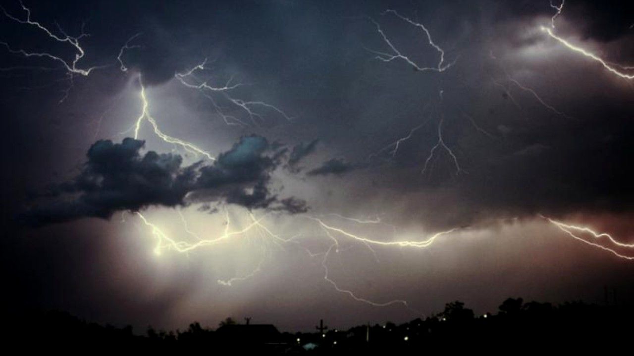 Fenomene meteo severe la Cluj! Tunete, fulgere și vânt puternic