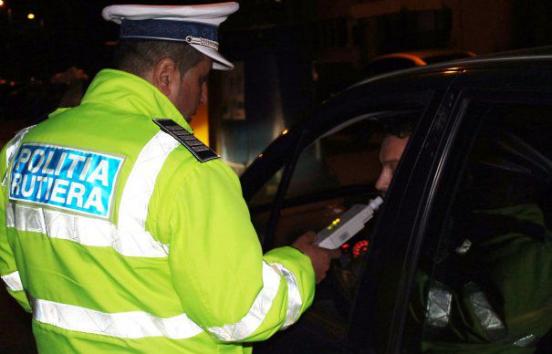 Șofer BEAT, găsit noaptea de polițiști pe drumul Sfântul Ion