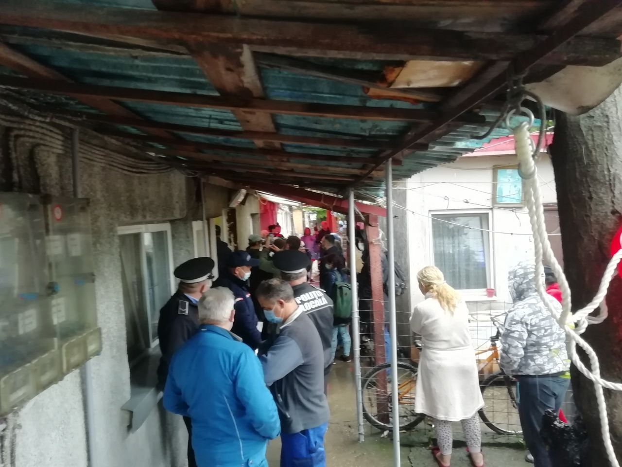 VIDEO. 11 persoane, EVACUATE CU FORȚA din locuințele sociale din Cluj: „Jandarmeria a dat cu spray, inclusiv pe copii”