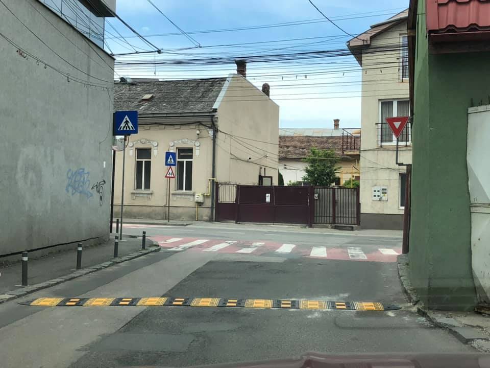 Noi limitatoare de viteză, montate pe două străzi din Cluj-Napoca: „Cei de la Primărie nu au pe ce da banii?”.
