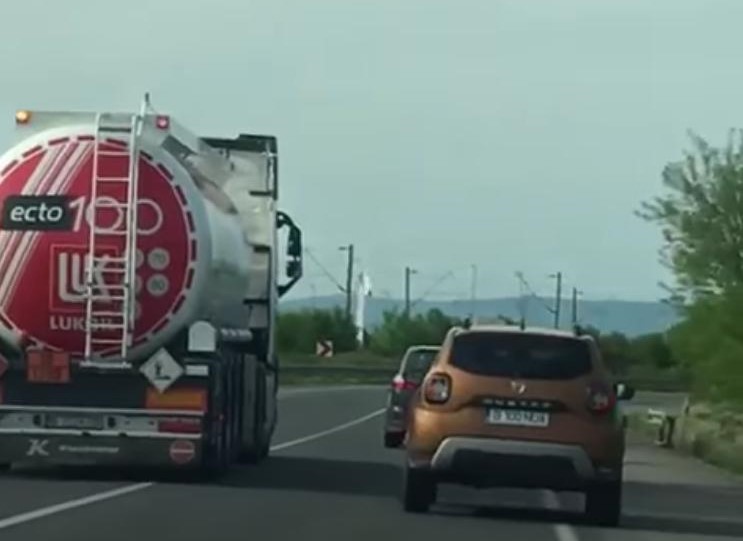 VIDEO. Depășire SINUCIGAȘĂ făcută de șoferul unei CISTERNE pe un drum din Cluj