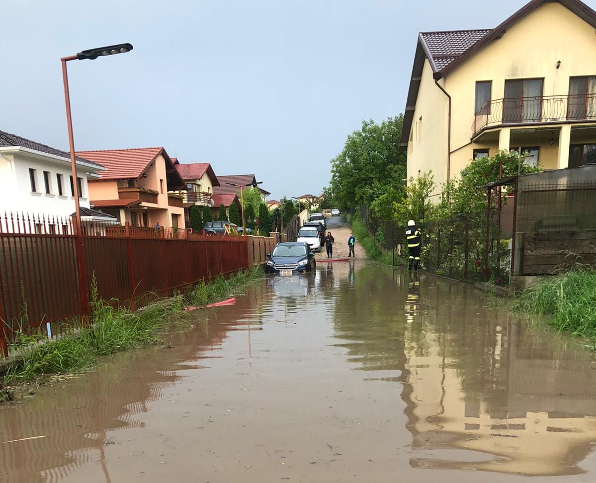 FOTO. Inundații pe mai multe străzi din Cluj-Napoca! Pompierii au scos apa din mai multe curți și beciuri
