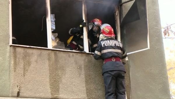 Incendiu de PROPORȚII într-un apartament, cu o VICTIMĂ! Șapte persoane, evacuate de URGENȚĂ