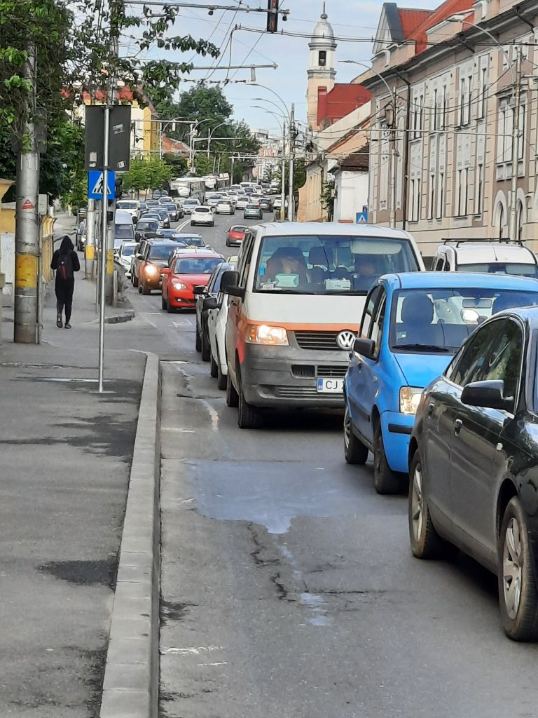 FOTO. Centrul Clujului, din nou paralizat de traficul bară la bară.