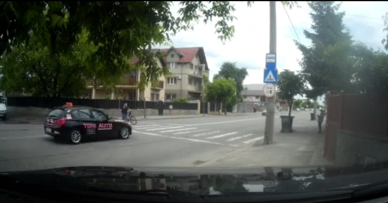 VIDEO. Pieton, la un pas să fie SPULBERAT pe trecerea de pietoni de o mașină de la Școala de Șoferi 