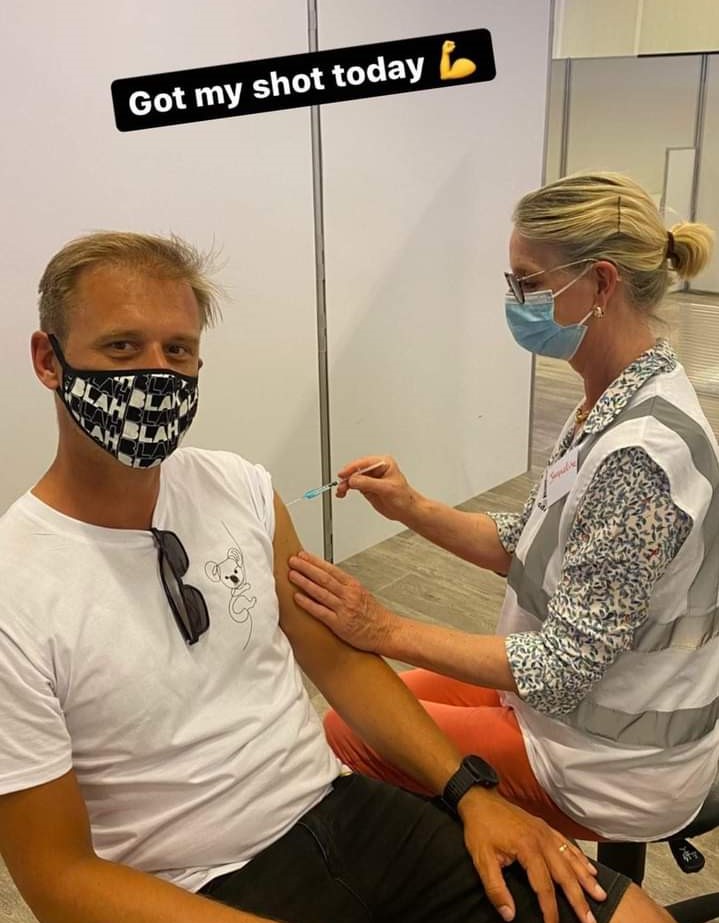 POZA ZILEI. Armin van Buuren se pregătește de Untold! Artistul s-a vaccinat anti-COVID