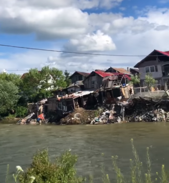 VIDEO. Cum se aruncă sacii de gunoaie direct în Someș în Florești