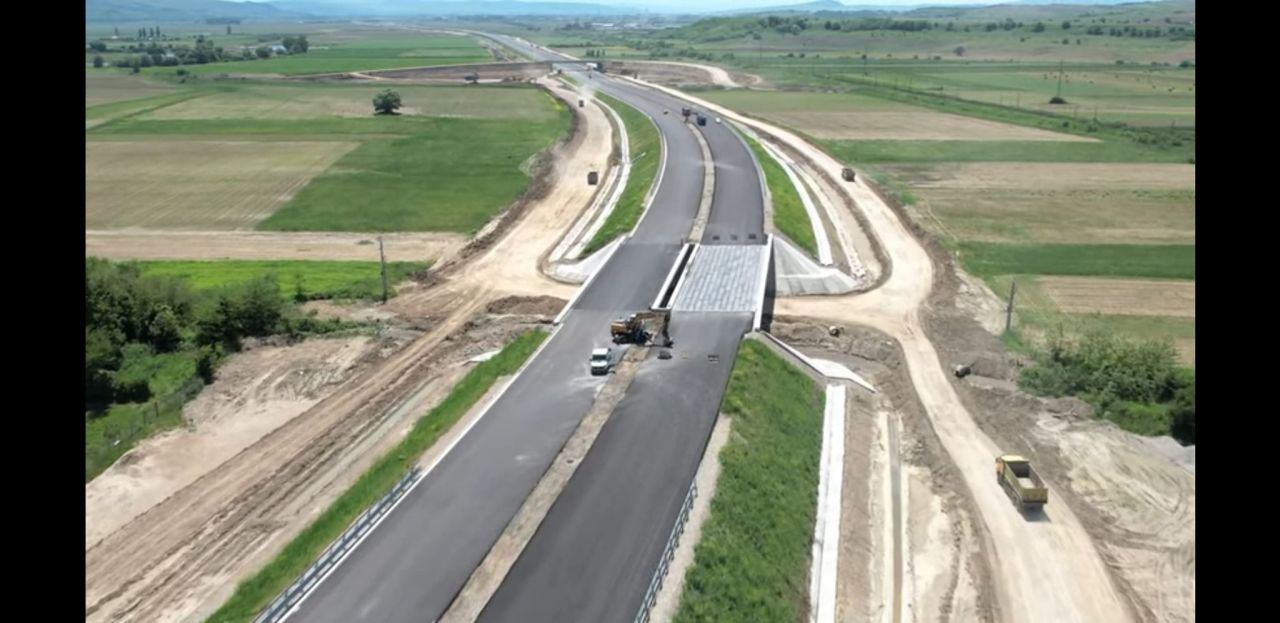 VIDEO. Mobilizare record pe lotul 2 al autostrăzii Sebeș-Turda. Mii de tone de asfalt, turnate într-o singură zi.
