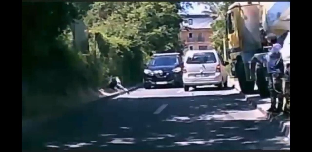 VIDEO. Lipsa trotuarelor de pe o stradă din Cluj trezește empatia șoferilor. Copil în pericol, salvat de o clujeancă.
