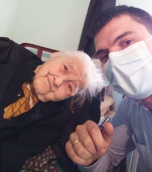 FOTO. O bătrână de 100 de ani din Cluj s-a vaccinat anti-COVID: „Am multe motive pentru care aștept ziua de mâine”