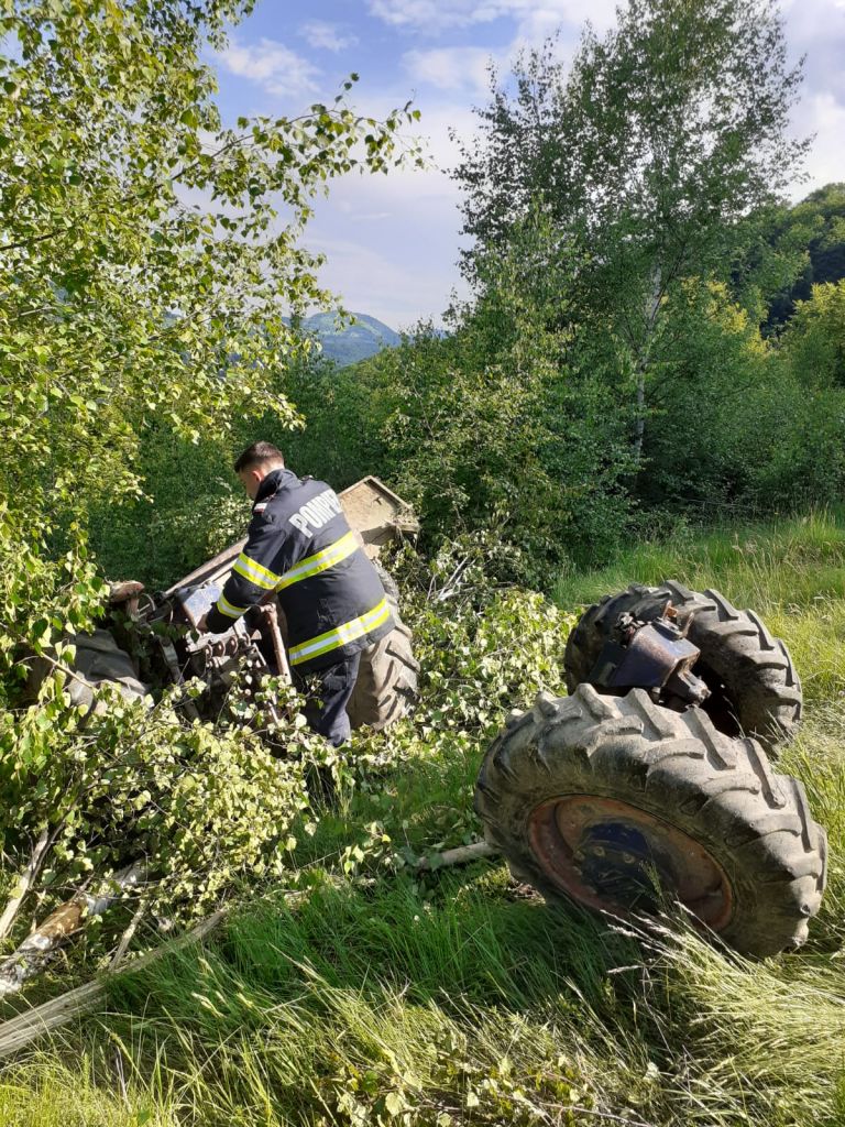 Tractor RĂSTURNAT într-o groapă, în Valea Drăganului