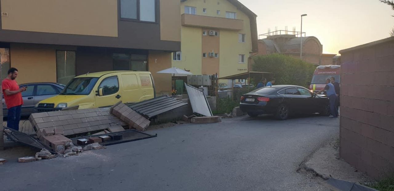 Un șofer BEAT a intrat într-un gard al unui bloc din Florești