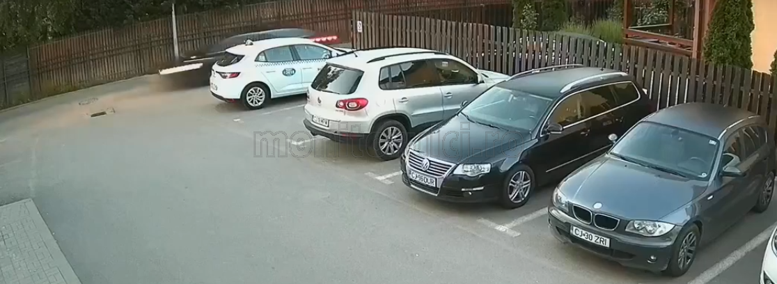 VIDEO. Accidentul de pe strada Șesul de Sus din Florești, înregistrat de o cameră de supraveghere! Șoferul gonea nebunește
