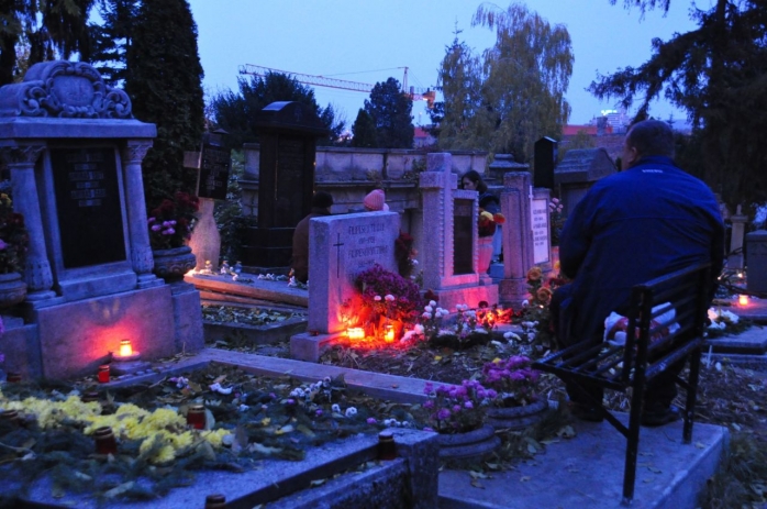 Poveste ca în filme, la Cluj. Bătrânul de 96 de ani găsit mort în cimitir se afla lângă mormântul soției.