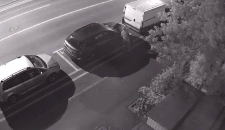 VIDEO. Momentul în care un individ dubios vandalizează mașini parcate în Mărăști, la miezul nopții