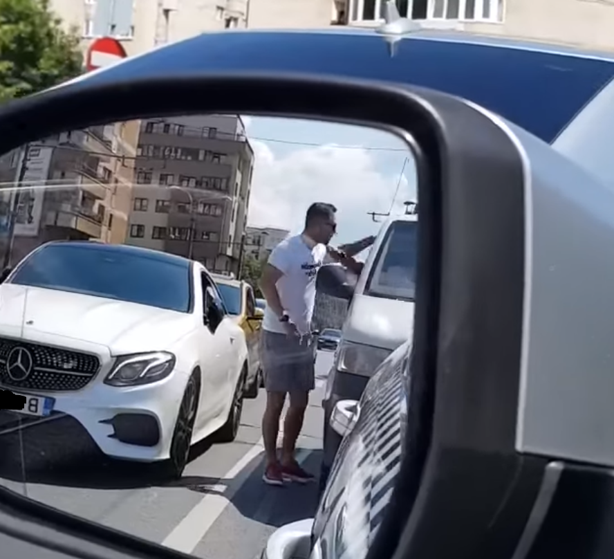 VIDEO. Doi șoferi și-au dat PALME pe strada Teodor Mihali: „Și-au arătat talentele în trafic ca fetițele”