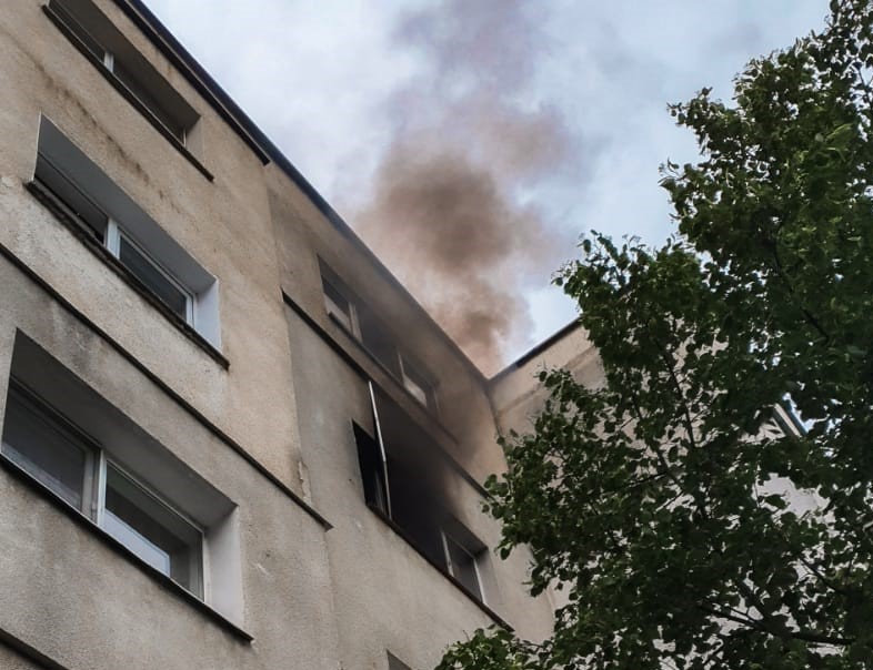 EXCLUSIV. Povestea incendiului de pe strada Fabricii! Trei bărbați au salvat o bătrână din apartament