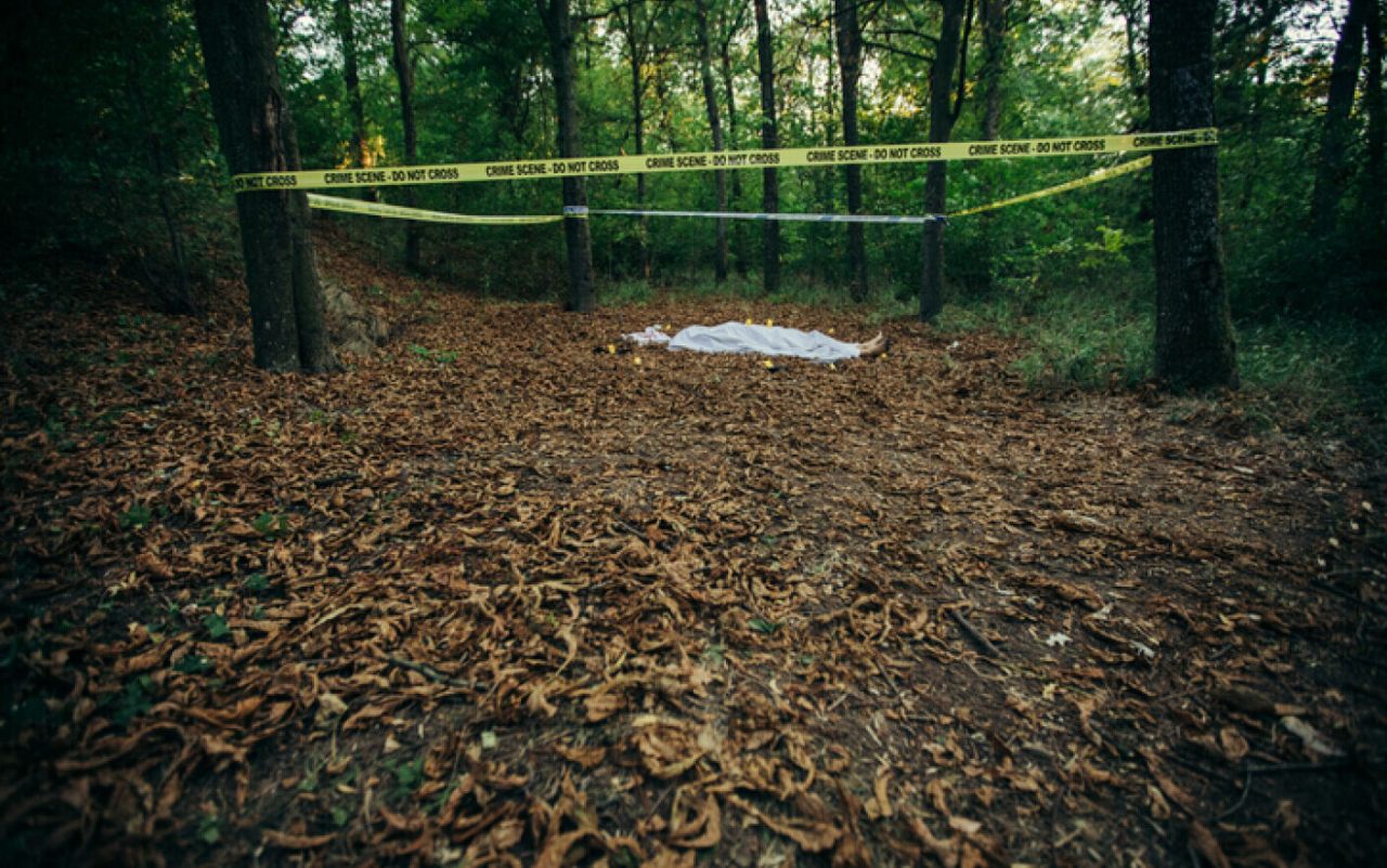 Descoperire MACABRĂ aproape de județul Cluj! Un localnic a găsit un CADAVRU în pădure