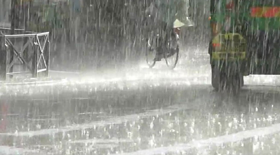Două zile de fenomene meteorologice periculoase la Cluj. Ploile torențiale revin