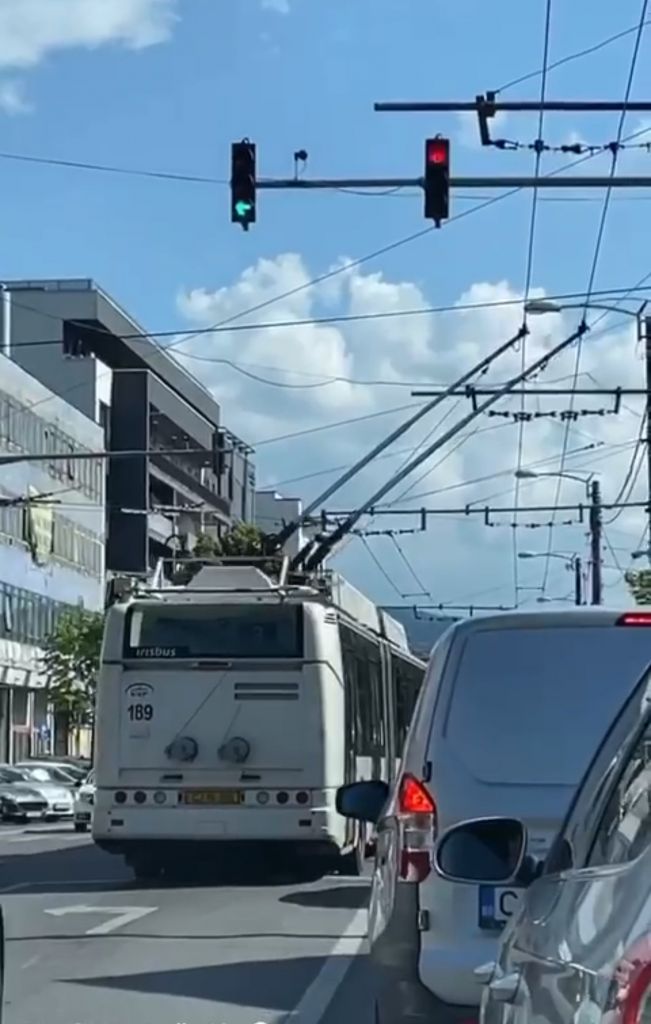 VIDEO. Autobuz din Cluj-Napoca, surprins în timp ce trece pe culoarea roșie a semaforului.