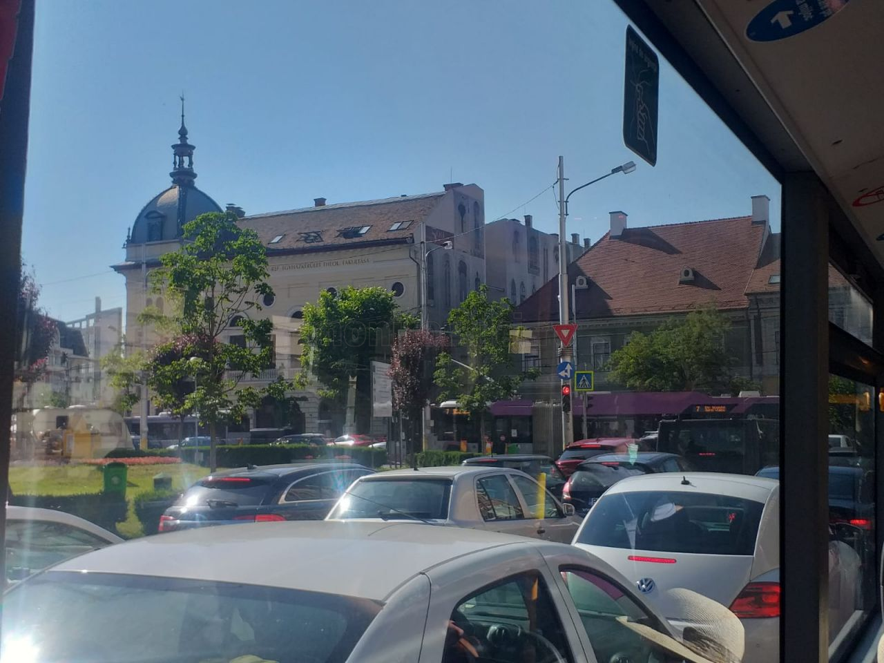 FOTO. Trafic blocat în Piața Avram Iancu! Din Zorilor până în centru se fac câte 40 de minute.