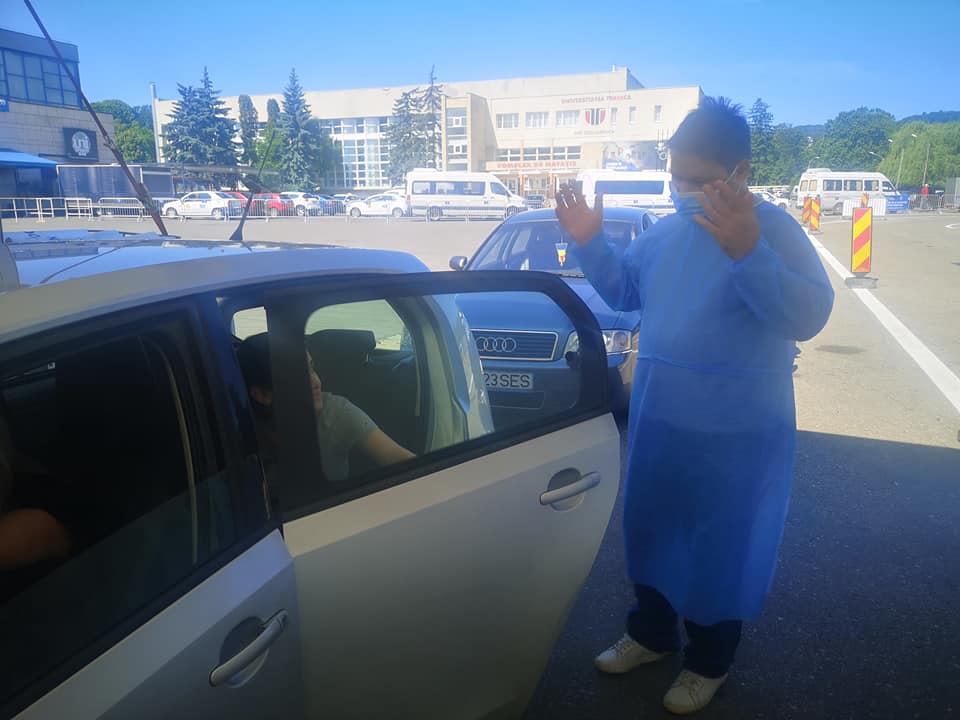 Fobia de ace, întâlnită  des la bărbații vaccinați la drive-thru Cluj: „Au venit cu acul de acasă”