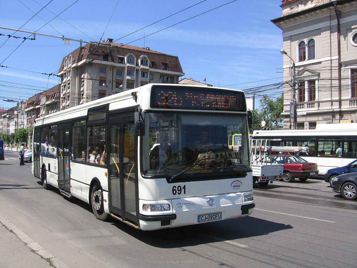 O femeie a fost lovită de un autobuz pe o stradă din Cluj-Napoca
