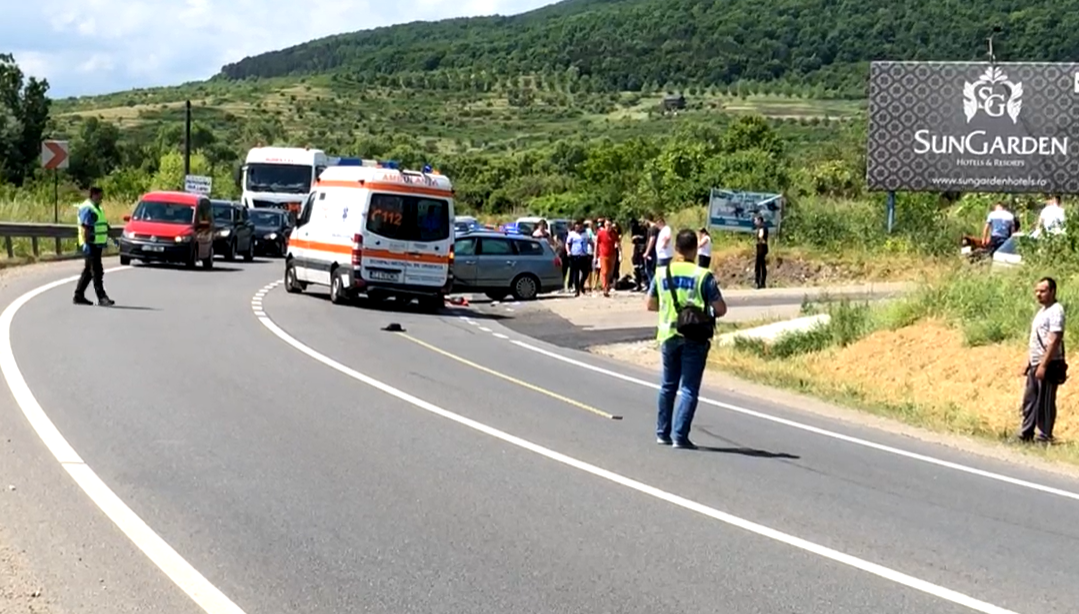 FOTO. Accident GRAV în Baciu, între o motocicletă și o mașină! Motocilistul a fost transportat la spital
