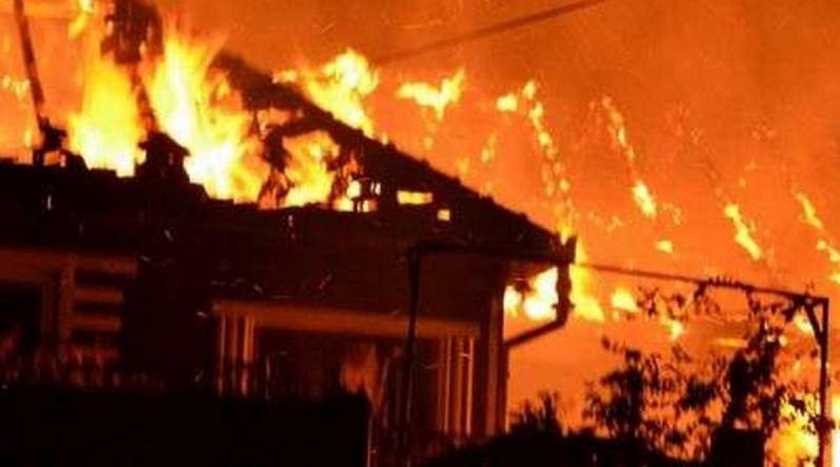 Incendiu de PROPORTȚII la o casă! O persoană CARBONIZATĂ și alte două, intoxicate cu fum