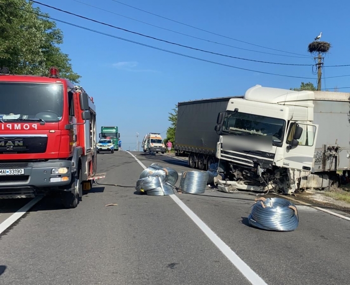Cum s-a produs accidentul cu trei morți de la Cluj? Șofer TIR: „Am claxonat, am bliţat, dar degeaba”.