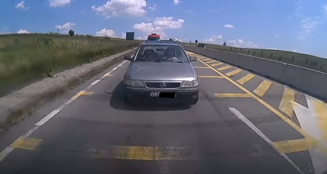 VIDEO. Șofer începător, claxonat insistent de un „mârlan”: „Viteza maximă e 30. Faci ca maimuța scăpată de la Zoo”