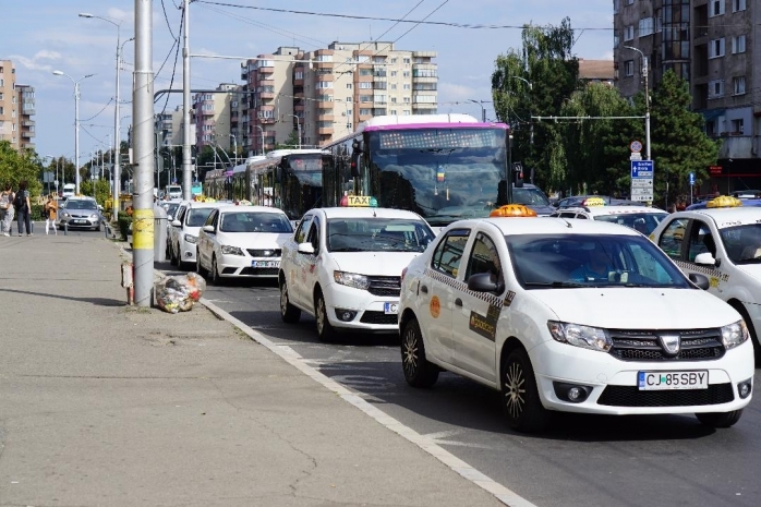 REGULI pentru taximetriștii care vor circula pe benzile de autobuz. Boc: „În zonele aglomerate, vor circula în intervale orare”