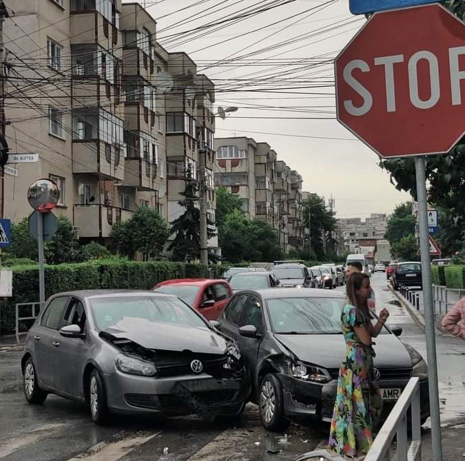 FOTO. ACCIDENT în Cluj-Napoca. Două mașini s-au IZBIT într-o intersecție