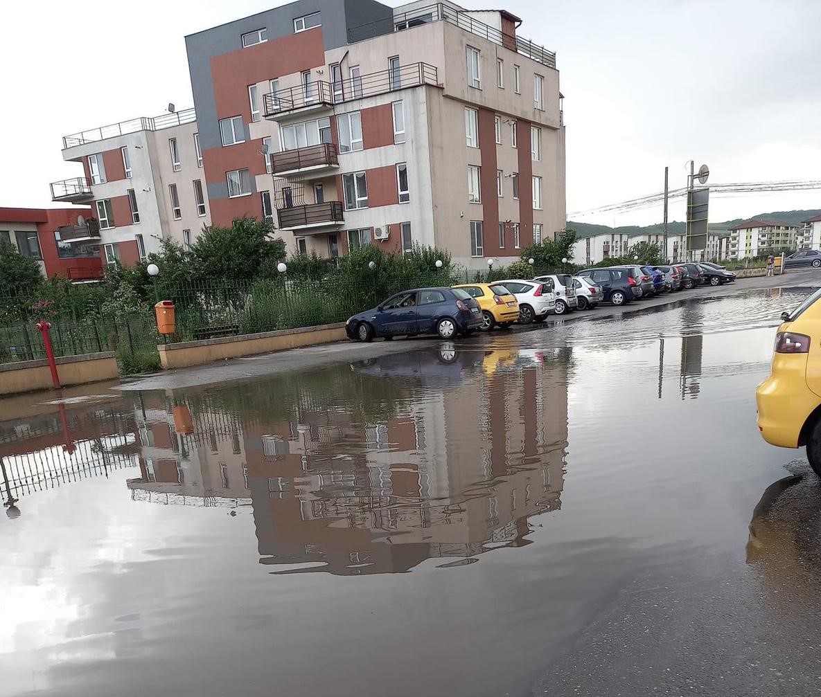 FOTO. Străzile Floreștiului, INUNDATE! Ploile torențiale au făcut ravagii în comună