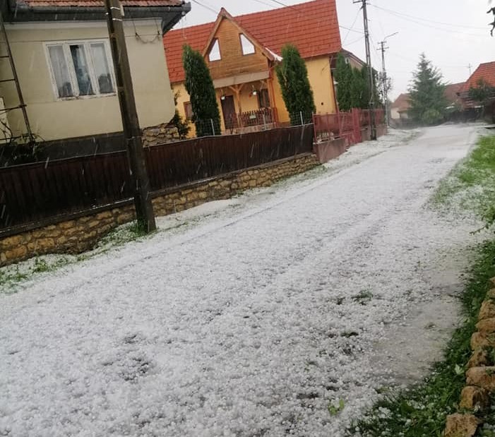 FOTO. Furtinile au făcut RAVAGII în localitățile din Cluj! Case inundate, iar străzile au fost acoperite de grindină