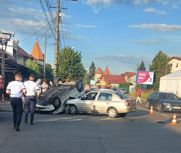 Accident cu două mașini în Piața 14 Iulie, Cluj-Napoca! Un tânăr, rănit GRAV după ce s-a răsturnat cu mașina