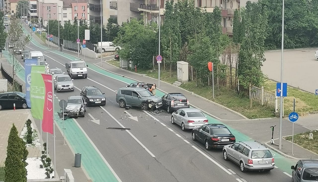 Patru mașini LOVITE, într-un ACCIDENT din Cluj-Napoca. O femeie a fost dusă la spital.