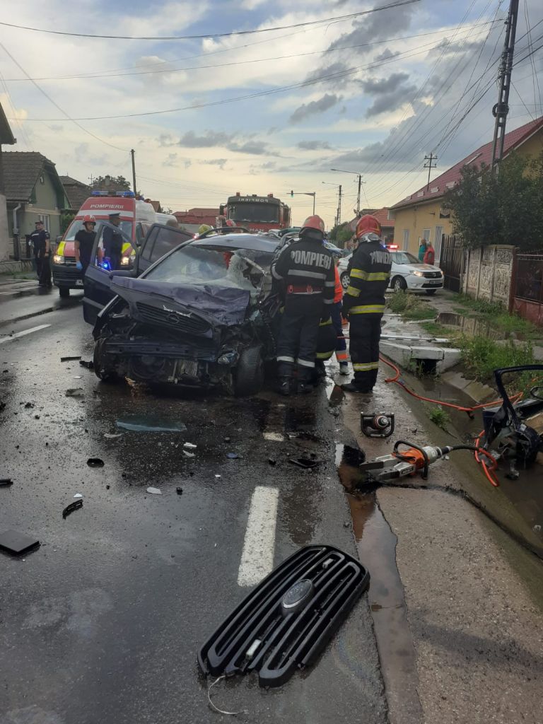 Accident cu TREI RĂNIȚI, la Luncani. Trafic blocat