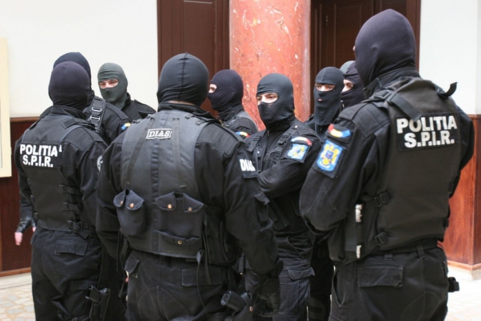 Rețele de traficanți de DROGURI, din Cluj și Bistrița, destructurate de DIICOT. 18 persoane, duse la audieri