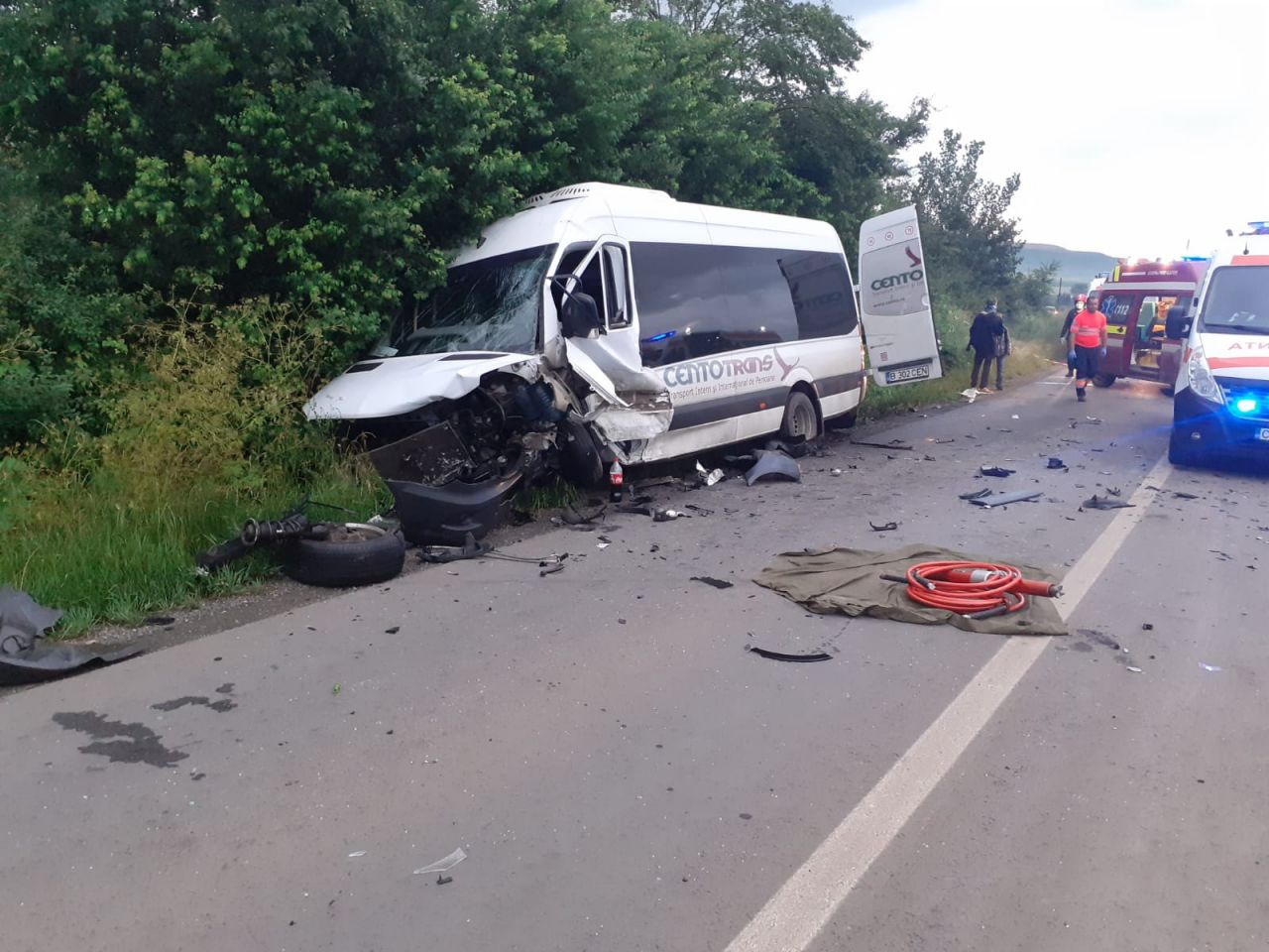 Accident cu un MICROBUZ, pe un drum din Cluj. Șase persoane au fost duse la spital