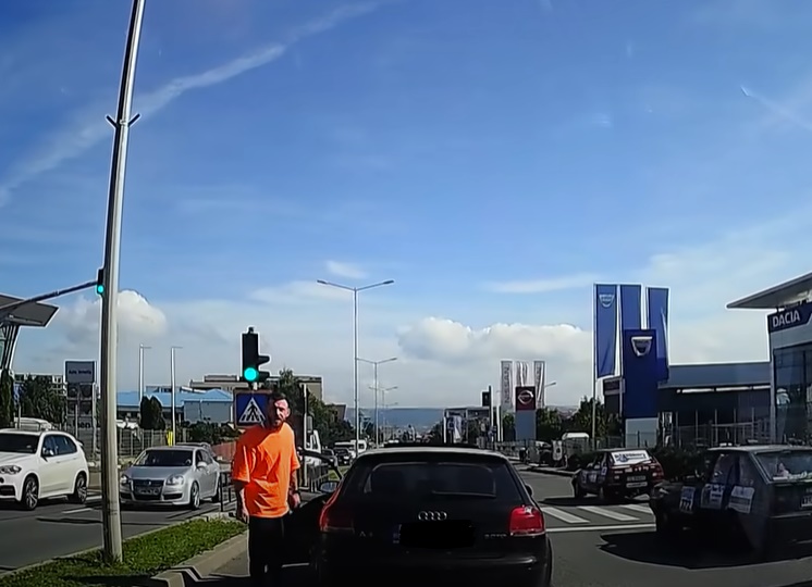 VIDEO. Șoferul care s-a luat la BĂTAIE pe Calea Turzii, AMENDAT pentru șicanare în trafic