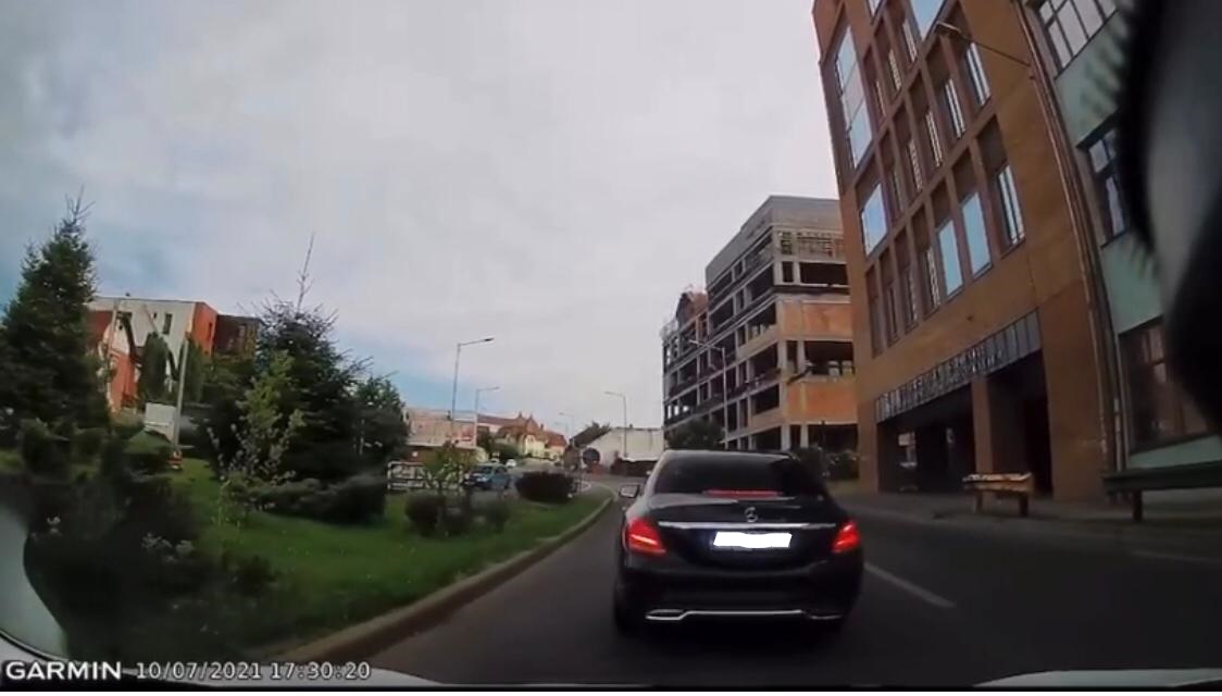 VIDEO. „Urangutan” din Cluj a făcut „pe bărbatul” în trafic! A oprit și frânat de repetate ori, ca să-l irite pe șoferul din spate