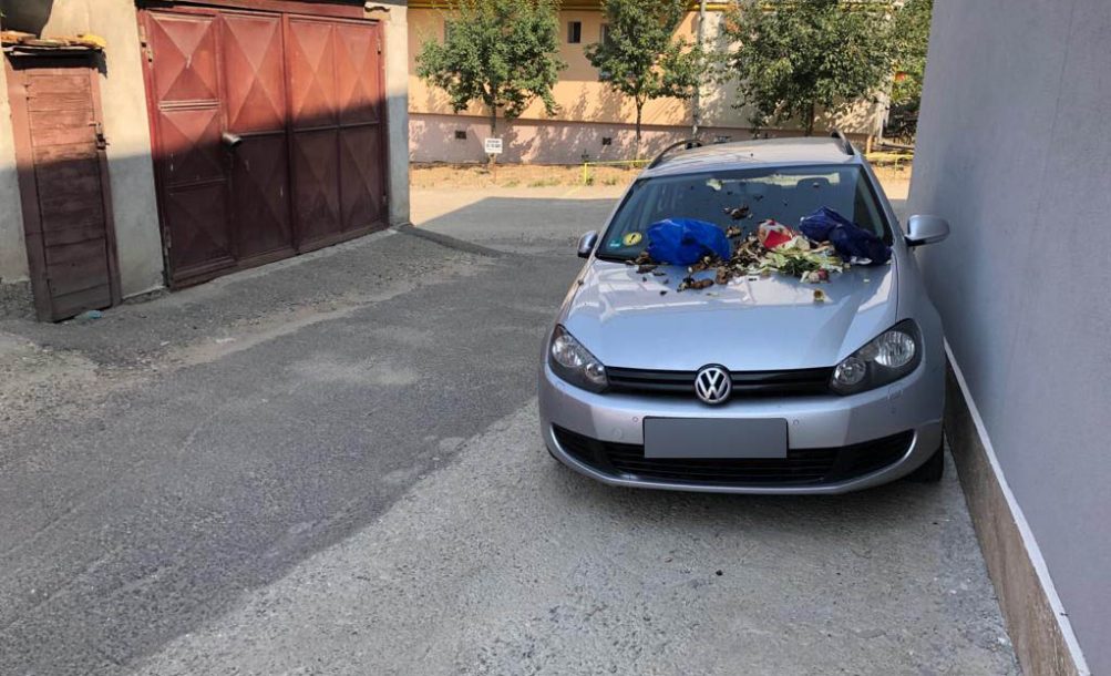 FOTO. Răzbunare pentru un șofer din Cluj! S-a trezit cu mașina acoperită de gunoaie