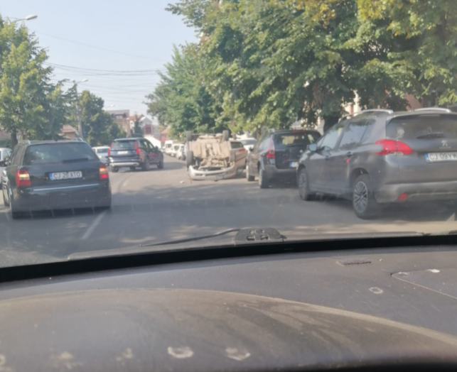 FOTO. O mașină s-a RĂSTURNAT pe o stradă din Cluj-Napoca, în parcare. A distrus mai multe mașini