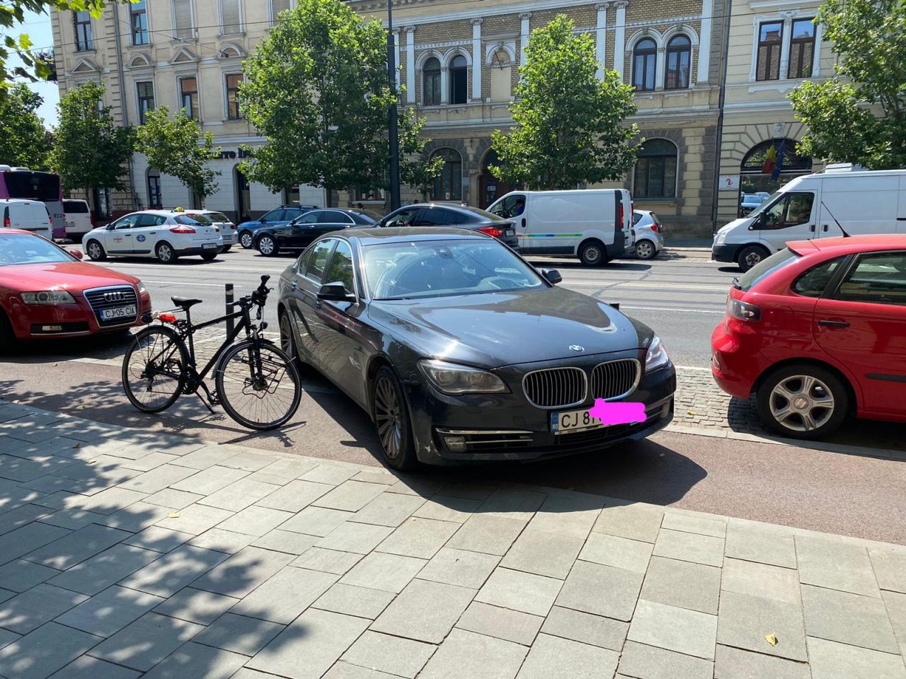 FOTO. Parcare de „șmecher” în Cluj, pe pista de biciclete: „Codul rutier nu sa aplică la BMW”