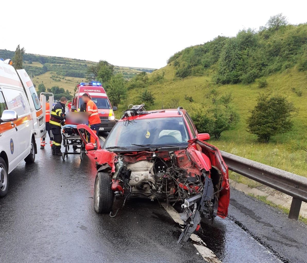 VIDEO. Accident GRAV în județul Cluj. Șofer rămas încarcerat după ce s-a izbit de un TIR.